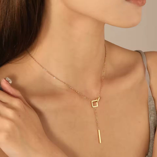 Minimalist design with a cool feeling square interlocking pendant necklace for girls elegant high-quality clavicle chain jewelry